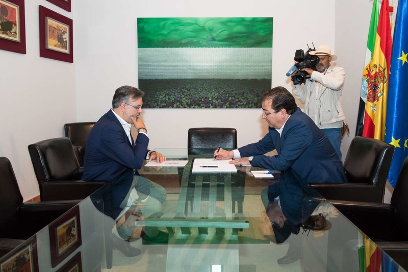 El presidente de la Junta recibe en Mérida con el alcalde de Plasencia
