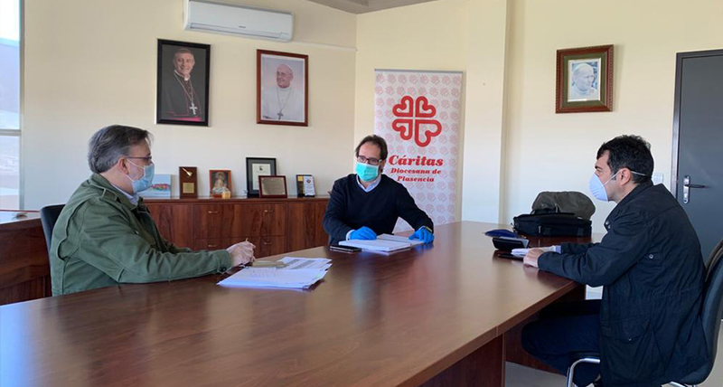 El Alcalde se reúne con los responsables de Cáritas en Plasencia para continuar coordinando los servicios a los más necesitados