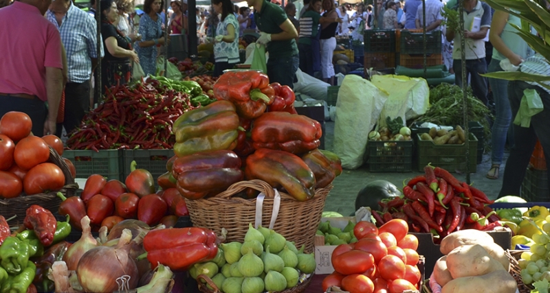 El mercado de frutas y verduras volverá el viernes a la plaza mayor de Plasencia con el 25% de los puestos