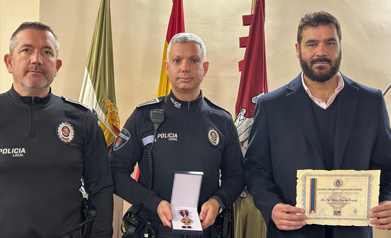 El agente José María González González recibe la medalla de reconocimiento de la Policía Nacional por su labor en seguridad vial