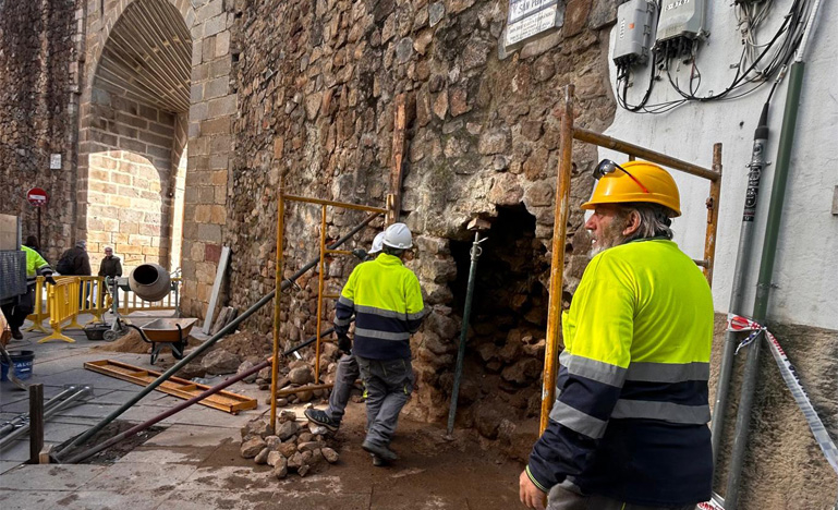 El Ayuntamiento inicia los trabajos de reconstrucción del tramo desprendido de la muralla en la calle San Pedro