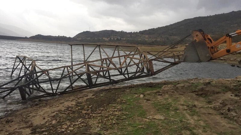 Se han retirado tres torretas de alta tensión que durante más de 20 años, han estado caídas en el embalse de Baños de Montemayor.