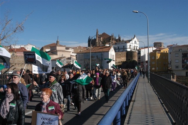 Más de 700 personas reclaman en Plasencia un tren digno para Extremadura convocados por Milana Bonita