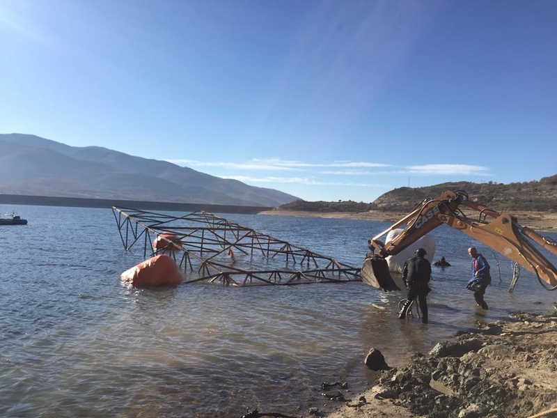 Retiran otras dos torretas de alta tensión del pantano de Baños