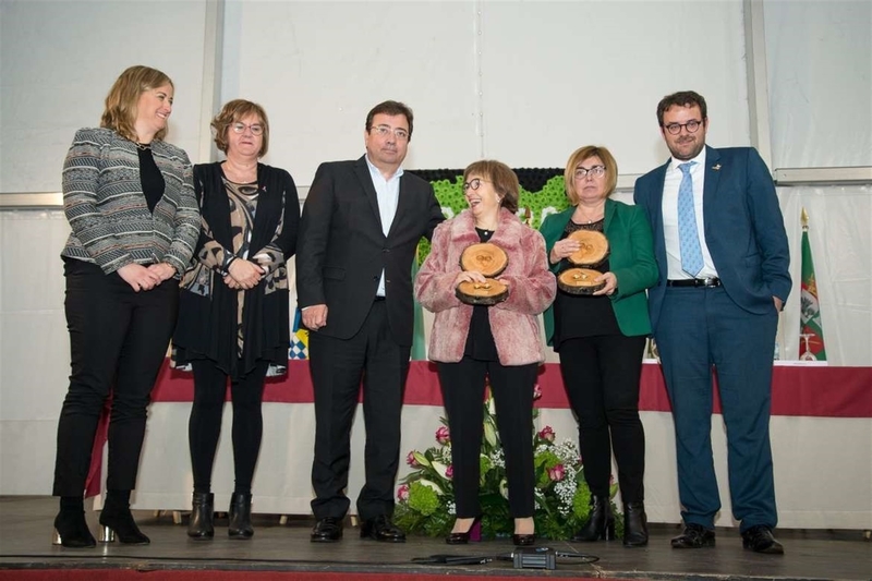 La Fiesta del Cerezo en Flor arranca en el Jerte entregando premios a Diputación de Cáceres y la doctora Delicia Muñoz