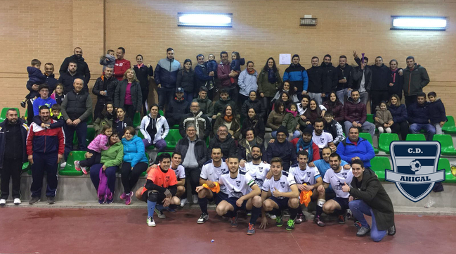 El equipo de fútbol de Ahigal celebra su fin de Liga