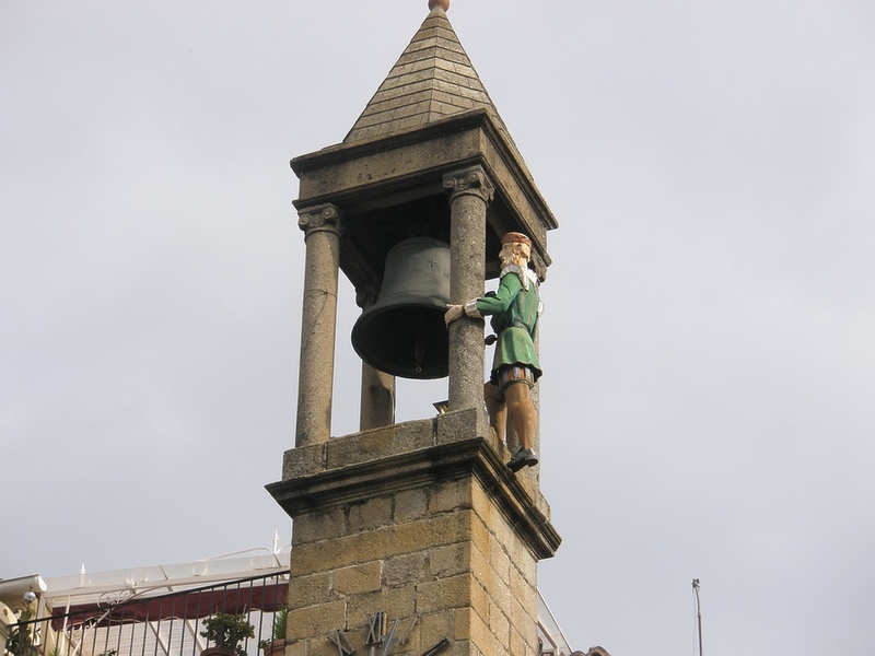 Comienza la restauración del Abuelo Mayorga, el autómata que preside la torre del reloj del Ayuntamiento de Plasencia