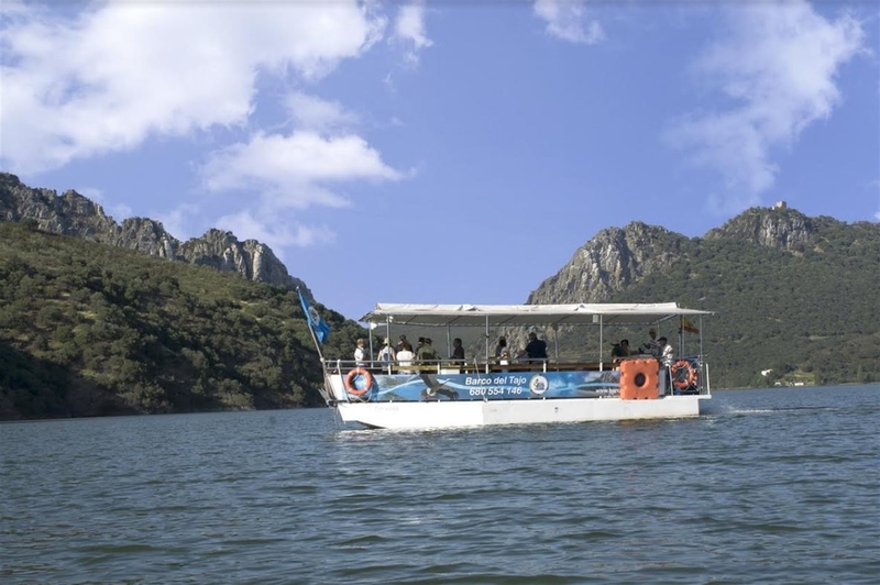 El nuevo barco turístico que recorrerá la Reserva de la Biosfera de Monfragüe permitirá la observación de aves