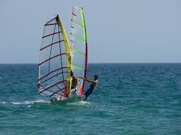 La Escuela Náutica de Granadilla ofrece cursos de iniciación al windsurf en agosto