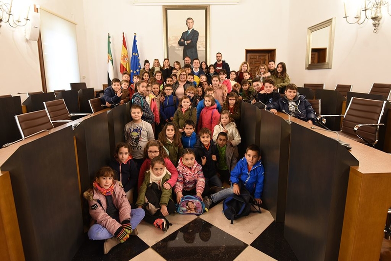 Los alumnos y alumnas del Colegio Divino Maestro de Ahigal visitan la Diputación de Cáceres