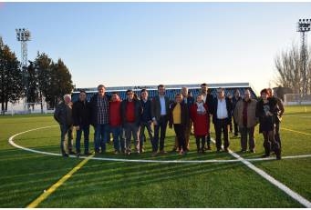 La Presidenta de la Diputación inaugura el nuevo césped artificial del campo de fútbol de Jaraíz de la Vera