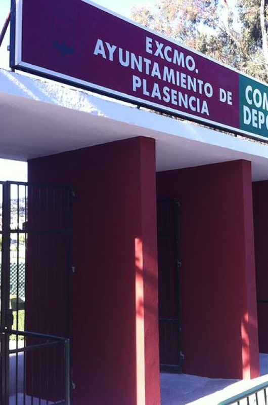 La Policía localiza a 4 menores bañándose en la piscina municipal por la noche