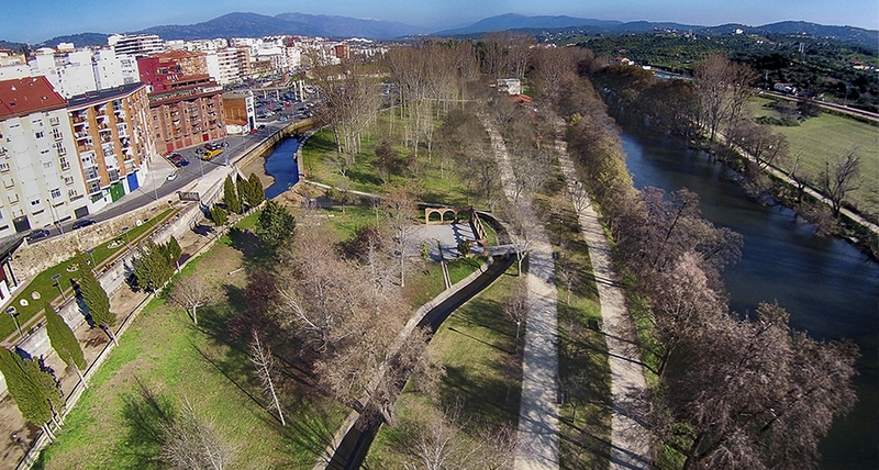 Comienza la instalación de puntos de recarga para vehículos eléctricos en el aparcamiento de la Isla