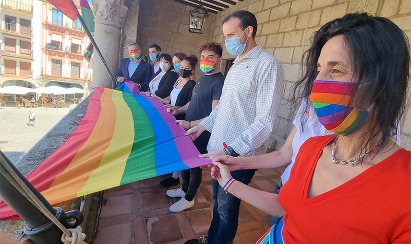 El Ayuntamiento celebra el día del orgullo LGTBI con lectura de manifiesto y bandera en la fachada