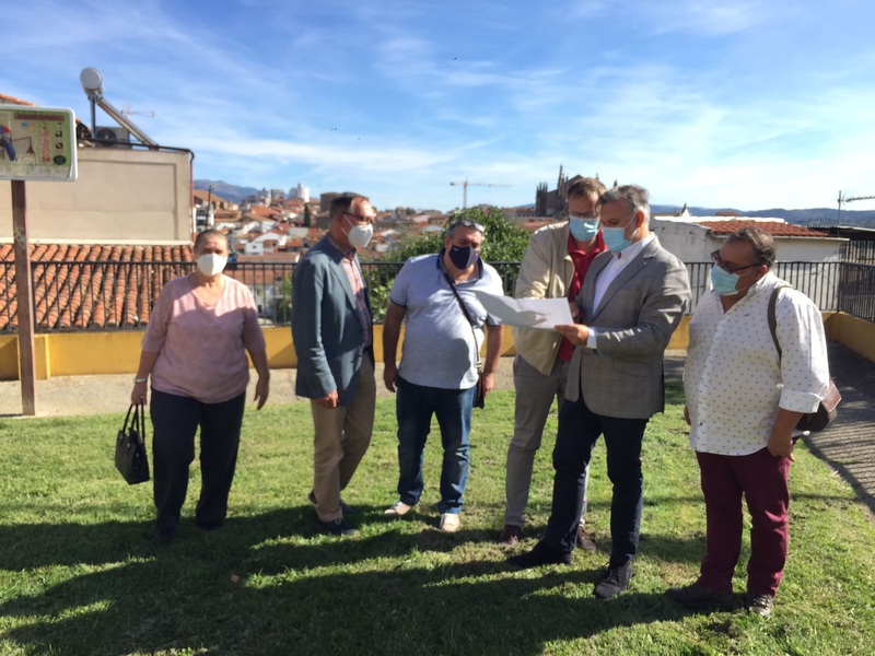 El Alcalde visita el barrio de San Miguel, la zona sur de Plasencia, en la que se están haciendo inversiones por importe de 11.5 millones de euros