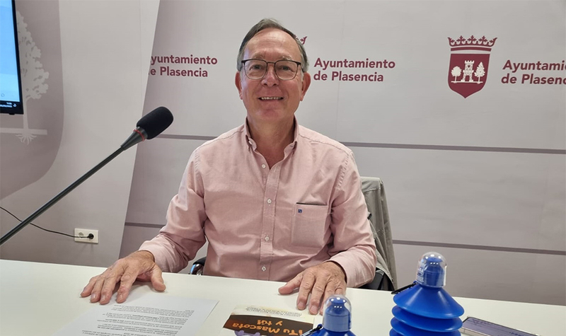 El Ayuntamiento repartirá 2.000 botellas para limpiar los orines de los perros