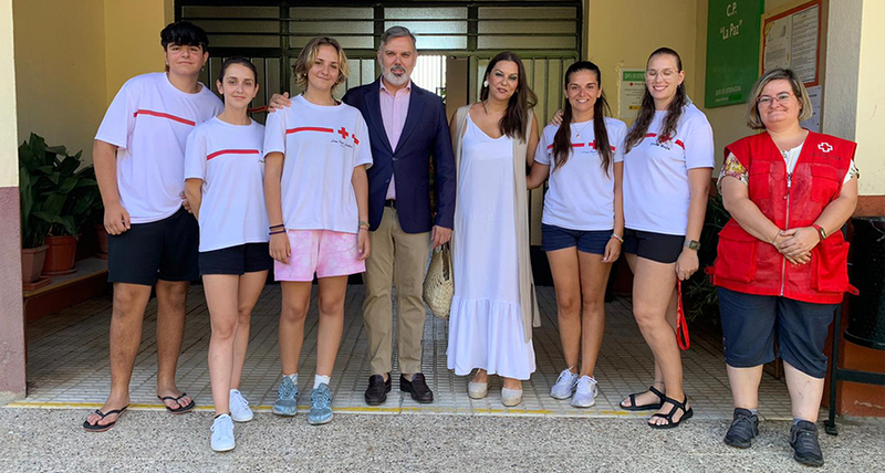 El Alcalde de Plasencia visita el campamento infantil de Cruz Roja y pone en valor el trabajo de sus voluntarios