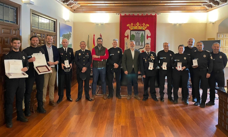 El Alcalde recibe a diez policías locales reconocidos por sus años de servicio