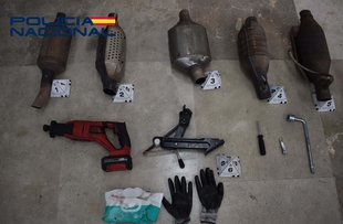  Policía Nacional detiene a tres hombres por robar catalizadores