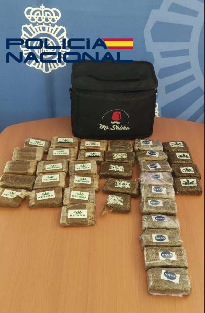 Policía Nacional detiene a una pareja que portaba más de 3 kilos de hachís en su vehículo