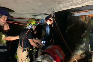 Bomberos de la Diputación Provincial de Cáceres rescatan a dos trabajadores atrapados en una turbina de Plasencia