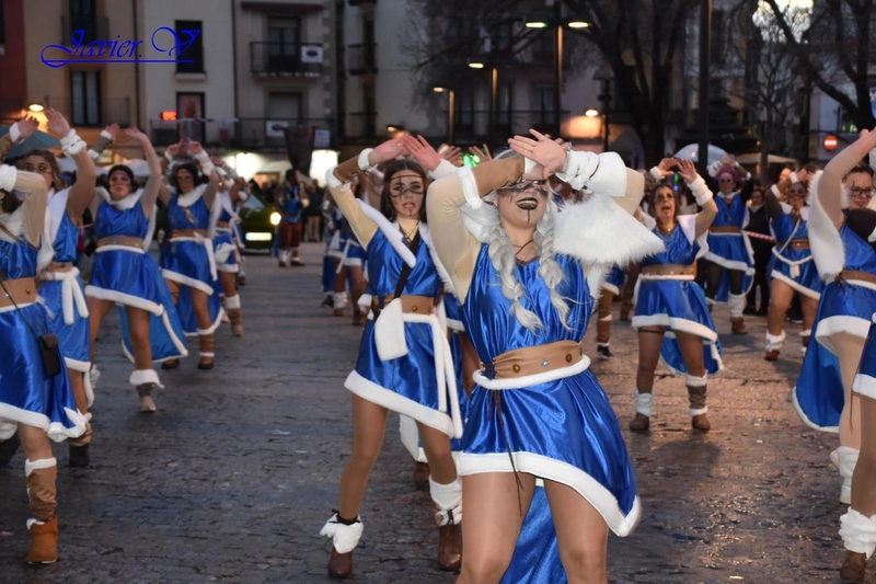 Éxito del desfile de carnaval y de la fiesta DJ que reunió a cientos de personas en el fin de fiesta carnavalero