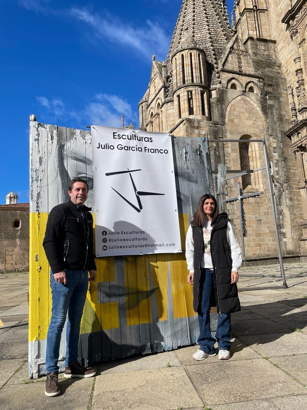 Se inaugura una exposición de crucifijos en el enlosado de la Catedral de Plasencia