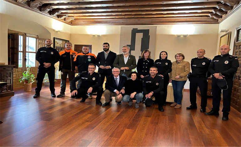 El Alcalde de Plasencia recibe al equipo de Policía local y Protección Civil que han colaborado como voluntarios en Valencia 