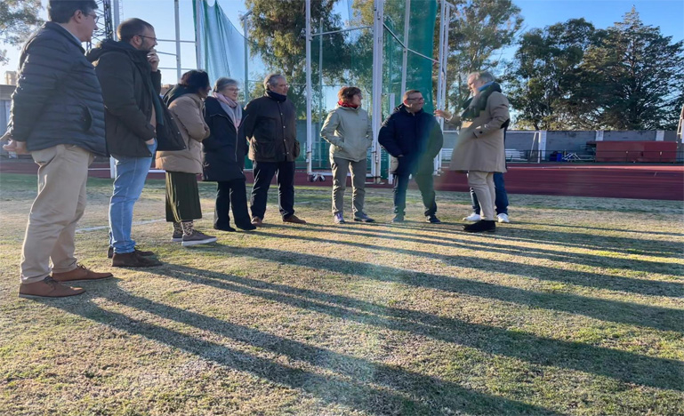 El Alcalde de Plasencia visita el Estadio Municipal Francisco Gil Valle para supervisar el inicio de las reformas del campo de fútbol