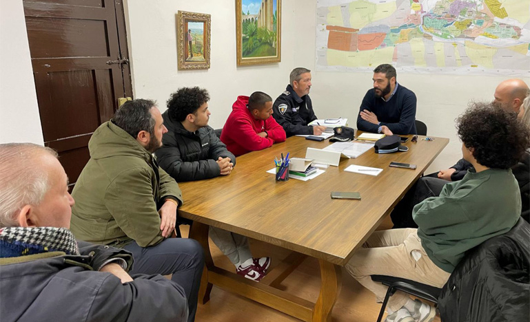 Interior se reúne con la asociación de hosteleros del Rincón de San Esteban para continuar trabajando en la convivencia entre ocio y descanso