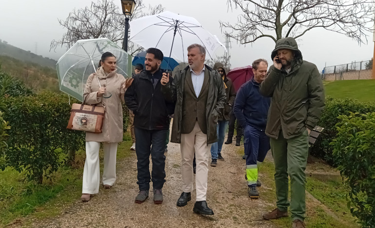 El proyecto del puente y la obra de la carretera de Malpartida marcan la visita a Los Mártires y Los Monjes
