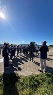 Alumnos del Colegio Santísima Trinidad de Plasencia contribuyen a la reforestación de Valcorchero junto con la concejalía de Medio Ambiente