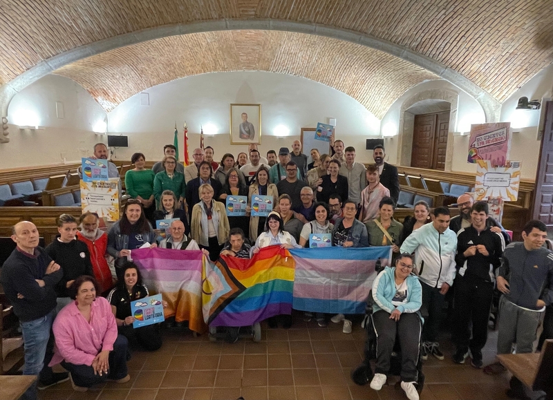 El Ayuntamiento de Plasencia y Fundación Triángulo Extremadura conmemoran el Día Internacional contra la LGTBIfobia 