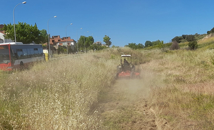 Se intensifican las labores de desbroce en la ciudad con la incorporación de maquinaria pesada