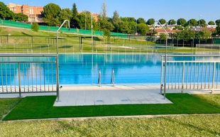 La piscina municipal de verano abre hoy con mejoras en accesibilidad y control de acceso