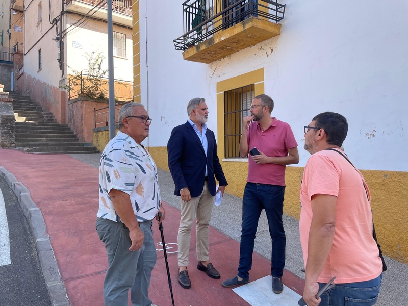 El alcalde de Plasencia visita el barrio Río Jerte para abordar mejoras de movilidad y conservación del cementerio judío