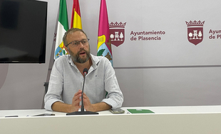 El portavoz, José Antonio Hernández, destaca los avances en el desarrollo urbanístico de Plasencia y la cesión del antiguo colegio San Miguel