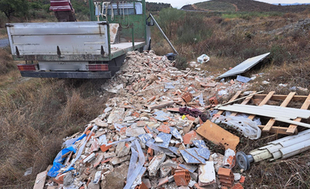 La Policía Local de Plasencia denuncia un vertido ilegal de escombros en la antigua carretera de Malpartida