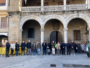 Plasencia guarda un minuto de silencio en recuerdo de las víctimas del accidente ferroviario de Adamuz