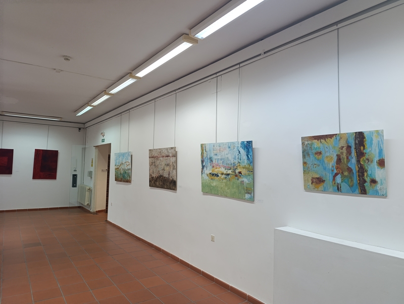 Del trazo invisible al todo fragmentado: dos nuevas exposiciones dialogan en el Complejo Cultural Santa María de Plasencia