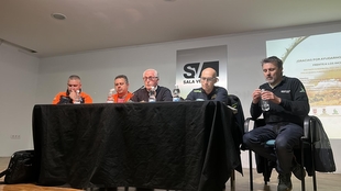 Los vecinos de Santa Bárbara y las Viñas se interesan por el Plan de Prevención de Incendios de la Sierra en una reunión informativa