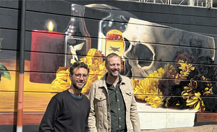 El mural homenaje a Roberto Iniesta y Manolo Chinato avanza en la Plaza Puerto de Béjar con los primeros bodegones ya visibles