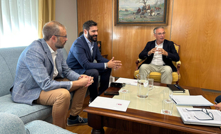 El alcalde aborda con el delegado del Gobierno la reanudación de la obra de la depuradora, la Avenida del Valle y la Casa del Arcediano